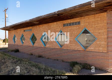 Fassade des leerstehenden Restaurants, Ranch House Cafe, moderne Mitte des Jahrhunderts, gebaut 1950er Jahre, mit rautenförmigen Fenstern an der Route 66, Tucumcari, New Mexico, USA. Stockfoto