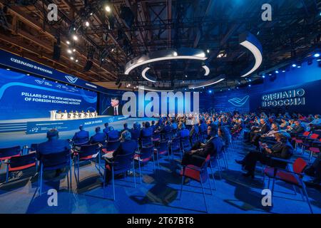 Moskau - 19. Oktober 2023: Geschäftsleute nehmen an einer globalen Konferenz im blau beleuchteten Auditorium im Made in Russia Export Forum Teil Stockfoto