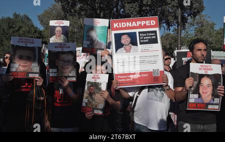 Familienangehörige israelischer Geiseln, die von der militanten palästinensischen Gruppe Hamas in Gaza entführt wurden, halten Fotos ihrer entführten Familienmitglieder während einer Demonstration vor der Knesset, dem israelischen parlament am 6. November 2023 in Jerusalem, auf der sie zu Regierungsaktionen und ihrer sicheren Freilassung aufgerufen wurden. Während die israelische Regierung verspricht, die Hamas zu eliminieren, deren Angriffe vom 7. Oktober 1.400 Tote und über 230 entführt haben, hat das Schicksal dieser Geiseln die militärische Reaktion des Landes erschwert. Stockfoto