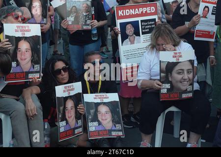 Familienangehörige israelischer Geiseln, die von der militanten palästinensischen Gruppe Hamas in Gaza entführt wurden, halten Fotos ihrer entführten Familienmitglieder während einer Demonstration vor der Knesset, dem israelischen parlament am 6. November 2023 in Jerusalem, auf der sie zu Regierungsaktionen und ihrer sicheren Freilassung aufgerufen wurden. Während die israelische Regierung verspricht, die Hamas zu eliminieren, deren Angriffe vom 7. Oktober 1.400 Tote und über 230 entführt haben, hat das Schicksal dieser Geiseln die militärische Reaktion des Landes erschwert. Stockfoto