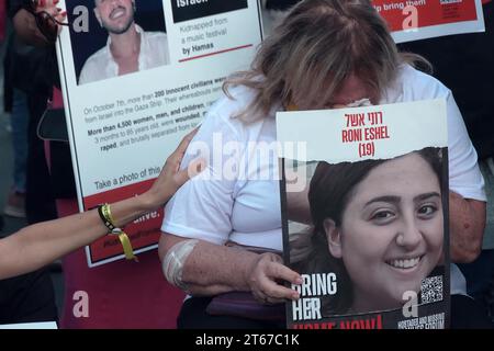 Familienangehörige israelischer Geiseln, die von der militanten palästinensischen Gruppe Hamas in Gaza entführt wurden, halten Fotos ihrer entführten Familienmitglieder während einer Demonstration vor der Knesset, dem israelischen parlament am 6. November 2023 in Jerusalem, auf der sie zu Regierungsaktionen und ihrer sicheren Freilassung aufgerufen wurden. Während die israelische Regierung verspricht, die Hamas zu eliminieren, deren Angriffe vom 7. Oktober 1.400 Tote und über 230 entführt haben, hat das Schicksal dieser Geiseln die militärische Reaktion des Landes erschwert. Stockfoto