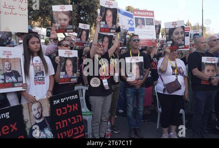 Familienangehörige israelischer Geiseln, die von der militanten palästinensischen Gruppe Hamas in Gaza entführt wurden, halten Fotos ihrer entführten Familienmitglieder während einer Demonstration vor der Knesset, dem israelischen parlament am 6. November 2023 in Jerusalem, auf der sie zu Regierungsaktionen und ihrer sicheren Freilassung aufgerufen wurden. Während die israelische Regierung verspricht, die Hamas zu eliminieren, deren Angriffe vom 7. Oktober 1.400 Tote und über 230 entführt haben, hat das Schicksal dieser Geiseln die militärische Reaktion des Landes erschwert. Stockfoto