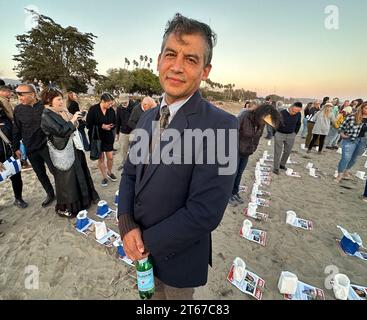 Goleta, Kalifornien, USA. November 2023. Am Dienstag, dem 7. November, wurden mindestens 241 Geiseln von der Hamas bei dem tödlichsten Angriff auf Juden seit dem Holocaust entführt. Das Williams, der Leiter des Santa Barbara County, steht vor Bildern der 241 Geiseln, die am 7. Oktober von der Hamas brutal entführt wurden. Er initiierte eine Resolution für die Grafschaft Santa Barbara, sich der jüdischen Gemeinde gegen Hass, Antisemtismus und Gewalt anzuschließen. Dies war besonders ergreifend, da ein jüdischer Mann am Tag zuvor in Thousand Oaks in einer Stunde Entfernung von einem anti-israelischen Prot getötet wurde Stockfoto