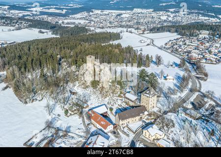 Aus der Vogelperspektive auf die wunderschöne winterliche Natur rund um das alte Schloss Weissenstein in der Nähe der Stadt Regen in Niederbayern Stockfoto