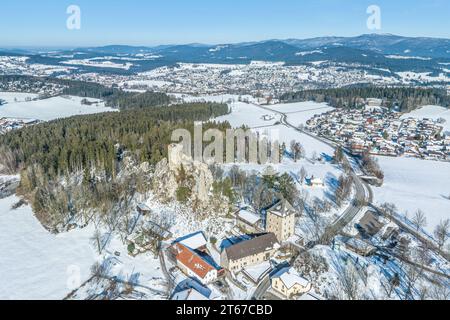 Aus der Vogelperspektive auf die wunderschöne winterliche Natur rund um das alte Schloss Weissenstein in der Nähe der Stadt Regen in Niederbayern Stockfoto