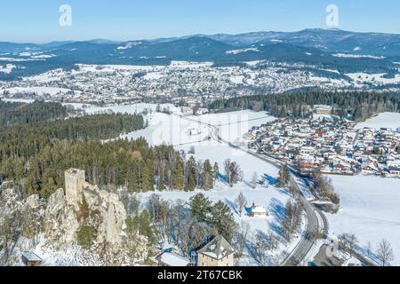 Aus der Vogelperspektive auf die wunderschöne winterliche Natur rund um das alte Schloss Weissenstein in der Nähe der Stadt Regen in Niederbayern Stockfoto