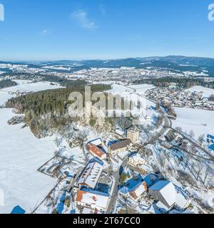 Aus der Vogelperspektive auf die wunderschöne winterliche Natur rund um das alte Schloss Weissenstein in der Nähe der Stadt Regen in Niederbayern Stockfoto