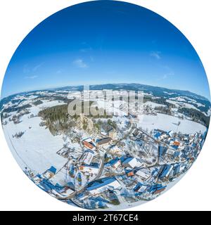 Aus der Vogelperspektive auf die wunderschöne winterliche Natur rund um das alte Schloss Weissenstein in der Nähe der Stadt Regen in Niederbayern Stockfoto