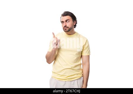 Porträt eines schicken, von der Idee inspirierten, stilvollen, brünetten europäischen Mannes mit Bart und Schnurrbart in einem Sommer-T-Shirt Stockfoto