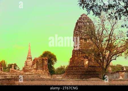Ruinen von buddhistischen alten Shichara, Dagoba, Stupa in Südthailand, Ayutthaya. Die antike Hauptstadt des Königreichs Ayutthaya, die Sia vorausging Stockfoto