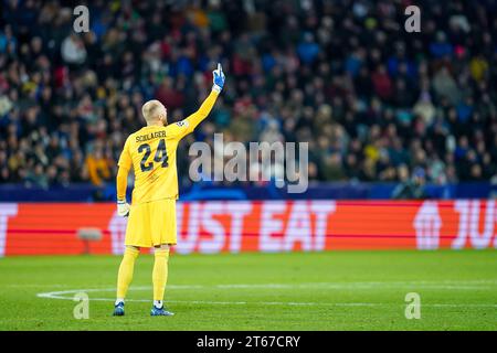 Salzburg, Österreich. November 2022. Salzburg, Österreich, 8. November 2023: Torhüter Alexander Schlager (24 Salzburg) Gesten während des UEFA Champions League Gruppe D Fußballspiels zwischen RB Salzburg und Inter in der Red Bull Arena in Salzburg. (Daniela Porcelli/SPP) Credit: SPP Sport Press Photo. /Alamy Live News Stockfoto