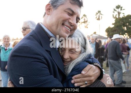 Goleta, Kalifornien, USA. November 2023. Am Dienstag, dem 7. November, umarmt das Williams eine jüdische Frau, seit mindestens 245 Geiseln von der Hamas entführt wurden, während des tödlichsten Angriffs auf Juden seit dem Holocaust. in Santa Barbara County, um einen Monat der Trauer um die Todesopfer der brutalen Angriffe im Süden Israels zu feiern und die sofortige Freilassung der Geiseln zu fordern, die noch immer in Gaza festgehalten werden.Beschreibung des Ereignisses: .E- Kerzen W Stockfoto