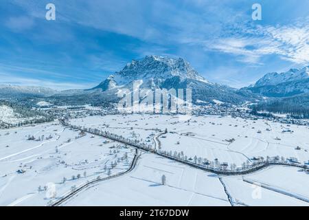 Die wunderschöne winterliche Region rund um Lermoos und Ehrwald in Tirol von oben Stockfoto