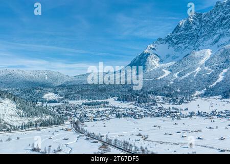 Die wunderschöne winterliche Region rund um Lermoos und Ehrwald in Tirol von oben Stockfoto