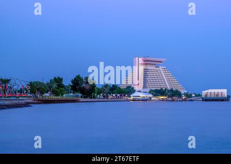 Sheraton Grand Doha Resort vom Ufer Corniche Stockfoto