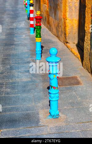 Bunte Säulen auf den Straßen der Altstadt von Tarragona Spanien. Säulen sind ein fesselndes architektonisches Merkmal, das einen Hauch von Geschichte und Charme verleiht Stockfoto