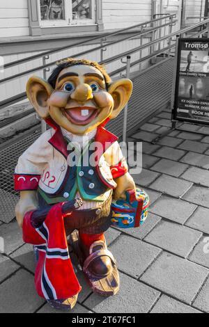 Troll auf der Straße vor dem Touristenladen Tromso in Tromso, Norwegen, Skandinavien, Europa im Oktober - selektive Farbfärbung, Farbspur Stockfoto