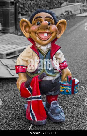 Troll auf der Straße vor dem Laden in Tromso, Finnmark, Norwegen, Skandinavien, Europa im Oktober - selektive Farbfärbung, Farbspur Stockfoto