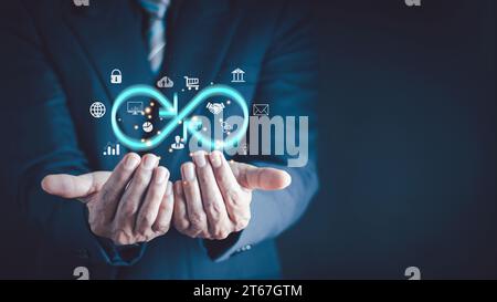 Technologie-Data-Link-Konzept, Geschäftsmann Hände halten virtuelle Unendlichkeit mit Technologie-Marketing Online-Symbol als Symbol für Verbindung zur Community m Stockfoto