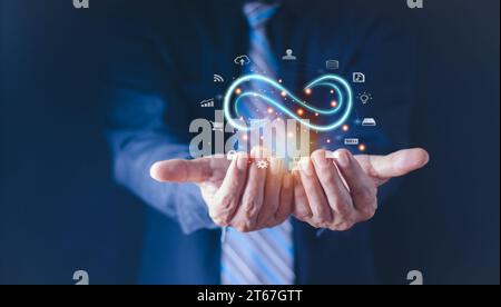 Technologie-Data-Link-Konzept, Geschäftsmann Hände halten virtuelle Unendlichkeit mit Technologie-Marketing Online-Symbol als Symbol für Verbindung zur Community m Stockfoto