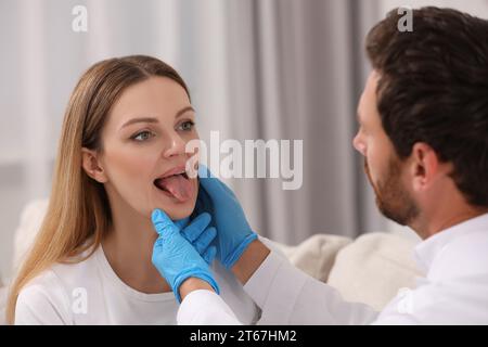 Arzt untersucht die Mundhöhle der Frau im Krankenhaus Stockfoto