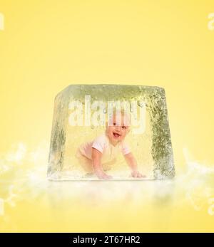 Kryokonservierung als Methode der Infertilitätsbehandlung. Baby in Eiswürfel auf gelbem Hintergrund Stockfoto