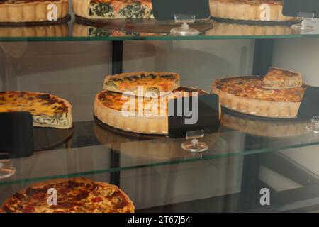 Verschiedene leckere Quiches auf der Theke im Laden Stockfoto