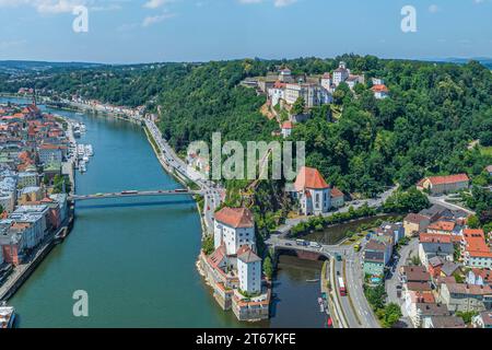 Aus der Vogelperspektive auf die wunderschön gelegene Stadt Passau an der Donau, Inn und Ilz Stockfoto