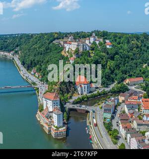 Aus der Vogelperspektive auf die wunderschön gelegene Stadt Passau an der Donau, Inn und Ilz Stockfoto