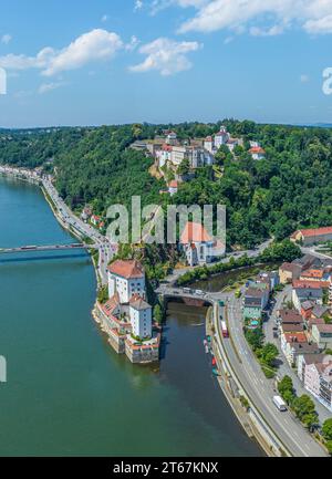 Aus der Vogelperspektive auf die wunderschön gelegene Stadt Passau an der Donau, Inn und Ilz Stockfoto