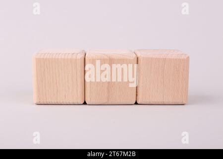 Internationale Organisation für Normung. Würfel mit der Abkürzung ISO auf hellgrauem Hintergrund, Nahaufnahme Stockfoto