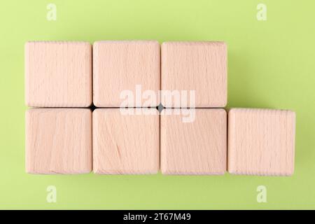 Internationale Organisation für Normung. Holzwürfel mit der Abkürzung ISO und der Nummer 9001 auf hellgrünem Hintergrund, flach angelegt Stockfoto