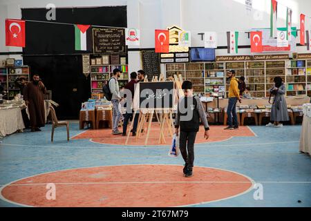 9. November 2023: Azaz, Syrien. November 2023. Die vierte Azaz Buchmesse findet in der Stadt Azaz nordwestlich von Aleppo statt. Die Buchmesse präsentierte eine große Auswahl an Büchern aus arabischen, syrischen und türkischen Verlagen in verschiedenen Bereichen für Erwachsene und Kinder. Mehrere Verlage, Bibliotheken sowie Bildungs- und Kulturinstitutionen waren an der Veranstaltung beteiligt. Eine Reihe von Gemälden, auch auf Gaza, wurden auch auf der Buchmesse ausgestellt (Credit Image: © Juma Mohammad/IMAGESLIVE via ZUMA Press Wire) NUR REDAKTIONELLE VERWENDUNG! Nicht für kommerzielle ZWECKE! Stockfoto