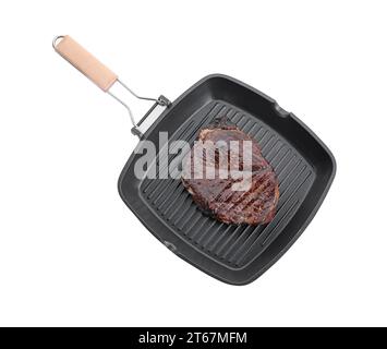 Grillpfanne mit köstlichem frittiertem Rindfleisch isoliert auf weiß, Blick von oben Stockfoto