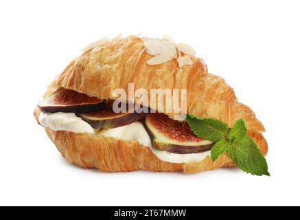 Köstliches Croissant mit Feigen und Frischkäse isoliert auf weiß Stockfoto