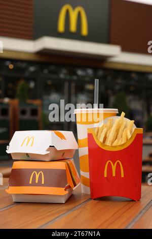 Lemberg, Ukraine - 9. Oktober 2023: McDonald's Menü auf Holztisch im Freien Stockfoto