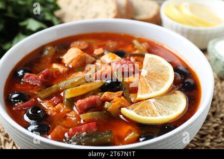 Fleisch-Solyanka-Suppe mit Würstchen, Oliven und Gemüse auf dem Tisch, Nahaufnahme Stockfoto