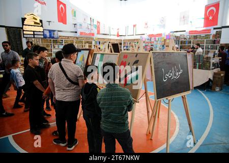 9. November 2023: Azaz, Syrien. November 2023. Die vierte Azaz Buchmesse findet in der Stadt Azaz nordwestlich von Aleppo statt. Die Buchmesse präsentierte eine große Auswahl an Büchern aus arabischen, syrischen und türkischen Verlagen in verschiedenen Bereichen für Erwachsene und Kinder. Mehrere Verlage, Bibliotheken sowie Bildungs- und Kulturinstitutionen waren an der Veranstaltung beteiligt. Eine Reihe von Gemälden, auch auf Gaza, wurden auch auf der Buchmesse ausgestellt (Credit Image: © Juma Mohammad/IMAGESLIVE via ZUMA Press Wire) NUR REDAKTIONELLE VERWENDUNG! Nicht für kommerzielle ZWECKE! Stockfoto