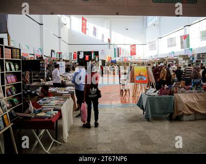 9. November 2023: Azaz, Syrien. November 2023. Die vierte Azaz Buchmesse findet in der Stadt Azaz nordwestlich von Aleppo statt. Die Buchmesse präsentierte eine große Auswahl an Büchern aus arabischen, syrischen und türkischen Verlagen in verschiedenen Bereichen für Erwachsene und Kinder. Mehrere Verlage, Bibliotheken sowie Bildungs- und Kulturinstitutionen waren an der Veranstaltung beteiligt. Eine Reihe von Gemälden, auch auf Gaza, wurden auch auf der Buchmesse ausgestellt (Credit Image: © Juma Mohammad/IMAGESLIVE via ZUMA Press Wire) NUR REDAKTIONELLE VERWENDUNG! Nicht für kommerzielle ZWECKE! Stockfoto