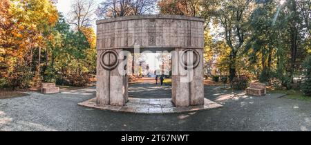 Das Kissing Gate großes Panorama in Targu-Jiu, Rumänien Stockfoto