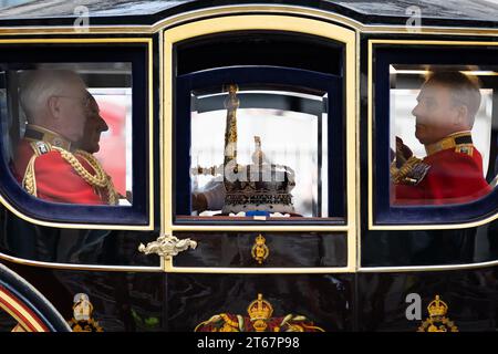 London, Großbritannien. November 2023. Die Imperial State Crown wird nach der Eröffnung des Parlaments in London in einem Wagen entlang von Whitehall getragen. König Karl III. Und Demonstranten gegen die Monarchie nehmen an der Parlamentseröffnung Teil, als König Karl III. Die erste Rede des Königs seit über 70 Jahren vorliest. (Foto: Tejas Sandhu/SOPA Images/SIPA USA) Credit: SIPA USA/Alamy Live News Stockfoto