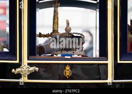 London, Großbritannien. November 2023. Die Imperial State Crown wird nach der Eröffnung des Parlaments in London in einem Wagen entlang von Whitehall getragen. König Karl III. Und Demonstranten gegen die Monarchie nehmen an der Parlamentseröffnung Teil, als König Karl III. Die erste Rede des Königs seit über 70 Jahren vorliest. Quelle: SOPA Images Limited/Alamy Live News Stockfoto