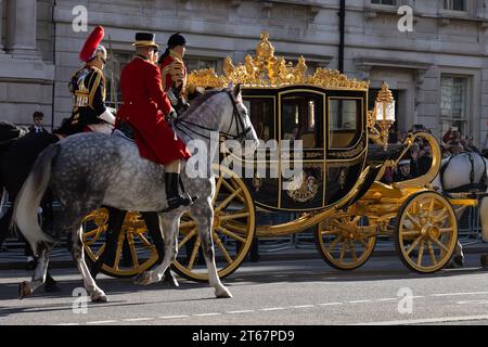 London, Großbritannien. November 2023. Der irische Staatswagen mit König Charles III. Und Königin Camilla reist durch Whitehall, bevor das Parlament am 7. November 2023 in London eröffnet wurde. König Karl III. Wird an seiner ersten Staatsfeier des parlaments teilnehmen und die erste Rede des Königs seit über 70 Jahren vorlesen. König Karl III. Und Demonstranten gegen die Monarchie nehmen an der Parlamentseröffnung Teil, als König Karl III. Die erste Rede des Königs seit über 70 Jahren vorliest. (Foto: Tejas Sandhu/SOPA Images/SIPA USA) Credit: SIPA USA/Alamy Live News Stockfoto