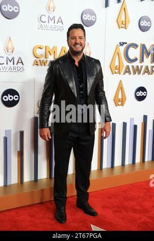 Nashville, Usa. November 2023. Ankunft bei den 57. CMA Awards in der Bridgestone Arena in Nashville, Tennessee am Mittwoch, 8. November 2023. (Foto von Justin Renfroe/SIPA USA) Credit: SIPA USA/Alamy Live News Stockfoto