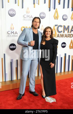 Nashville, Usa. November 2023. Ankunft bei den 57. CMA Awards in der Bridgestone Arena in Nashville, Tennessee am Mittwoch, 8. November 2023. (Foto von Justin Renfroe/SIPA USA) Credit: SIPA USA/Alamy Live News Stockfoto