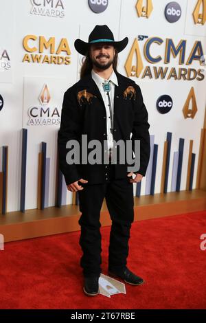 Nashville, Usa. November 2023. Ian Munsick kommt am Mittwoch, den 8. November 2023, bei den 57. CMA Awards in der Bridgestone Arena in Nashville, Tennessee an. (Foto von Justin Renfroe/SIPA USA) Credit: SIPA USA/Alamy Live News Stockfoto