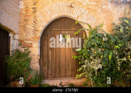 Alte Holztür aus einer mittelalterlichen Stadt Alquezar in Huesca in Spanien. Stockfoto