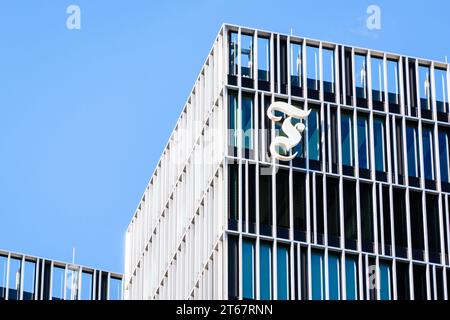 Logo der Frankfurter Allgemeinen Zeitung auf dem FAZ-Turm im Europaviertel in Frankfurt am Main. Stockfoto