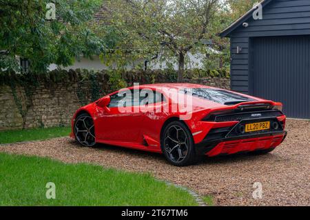 Red Lamborghini Sportwagen parkt in einem Haus im Dorf Biddenham, Bedfordshire, Großbritannien Stockfoto