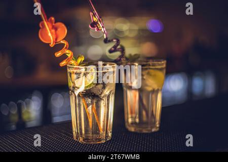 Halloween Drinks auf dunkler Bar. Halloween Cocktail-Konzept Stockfoto